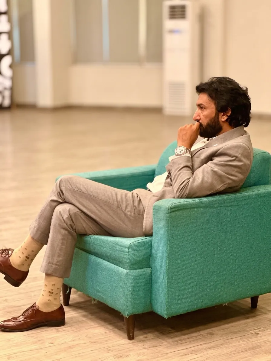 Qasier Sitting at en event